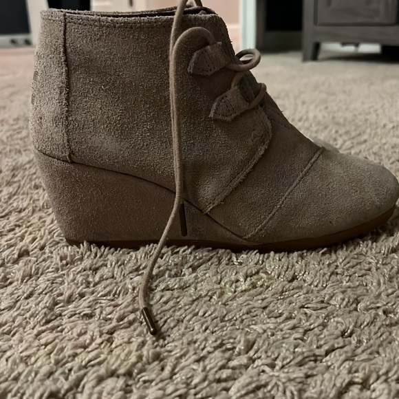 Tom’s tan suede wedge booties - Picture 2 of 3